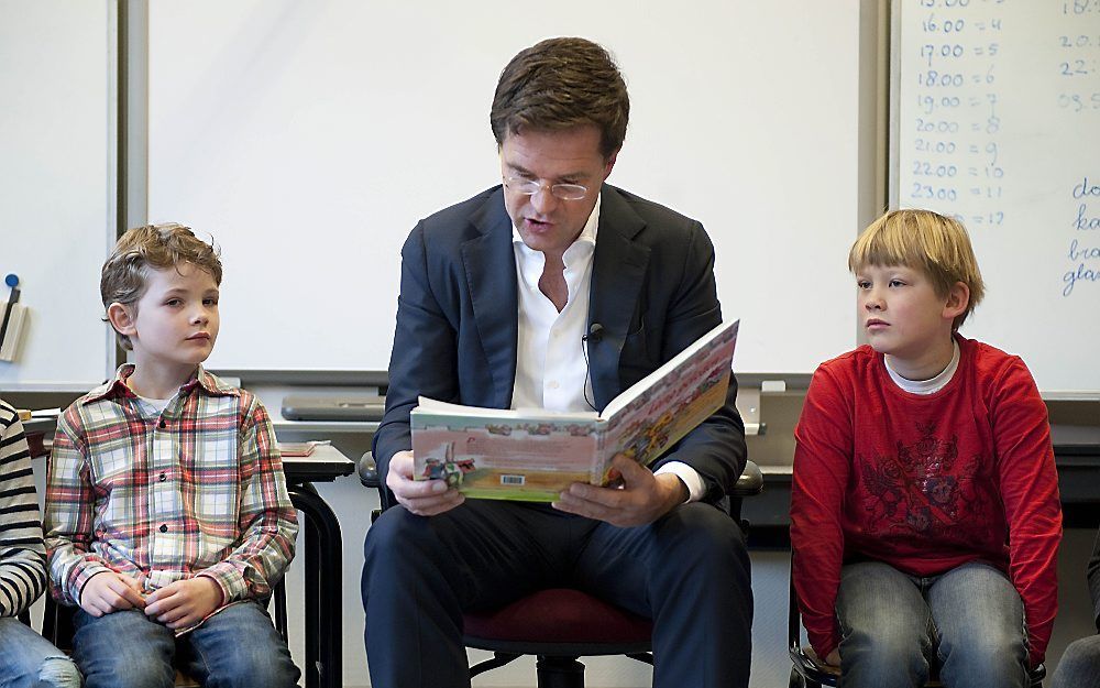 Premier Rutte leest tijdens Het Nationale Voorleesontbijt voor in de klas bij de Haagse Schoolvereninging. Foto ANP