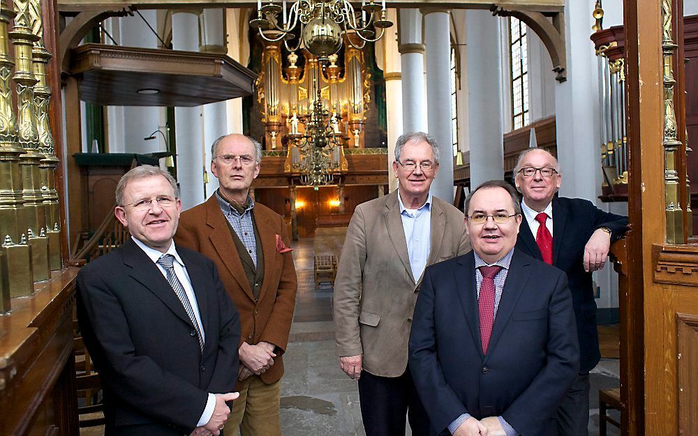 Het bestuur van de stichting ”Steun onderhoud en restauratie van historische Nederlandse kerkgebouwen”, die zich inzet om oude kerken voor verval te behoeden. Tweede van links drs. E. Elzenga, midden H. A. M. Ubbels, rechts M. Seijbel.  Foto Dick Vos