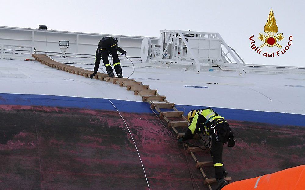 Reddingswerkers bij de Costa Concordia. Foto EPA