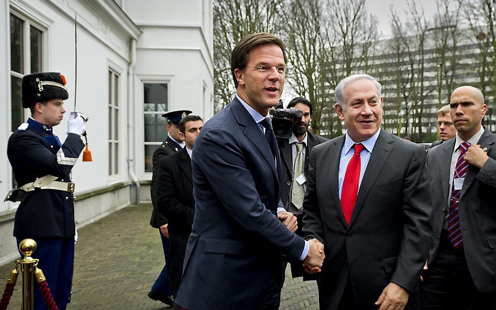 De Israelische premier Benjamin Netanyahu wordt bij het Catshuis in Den Haag begroet door premier Mark Rutte. Foto ANP