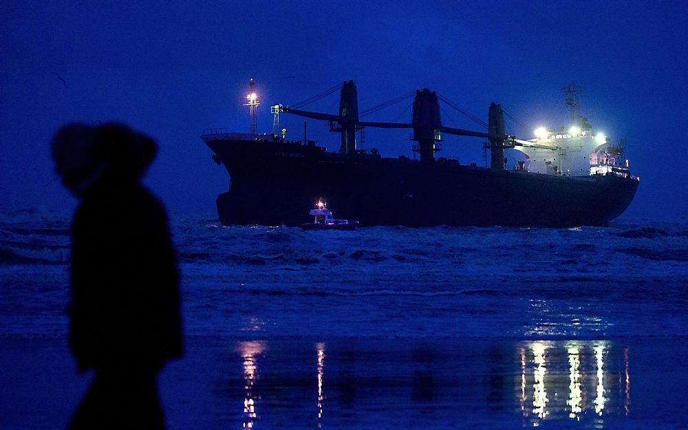 Het Filipijnse schip Aztec Maiden is vrijdagochtend voor de kust van Wijk aan Zee vastgelopen. Foto ANP