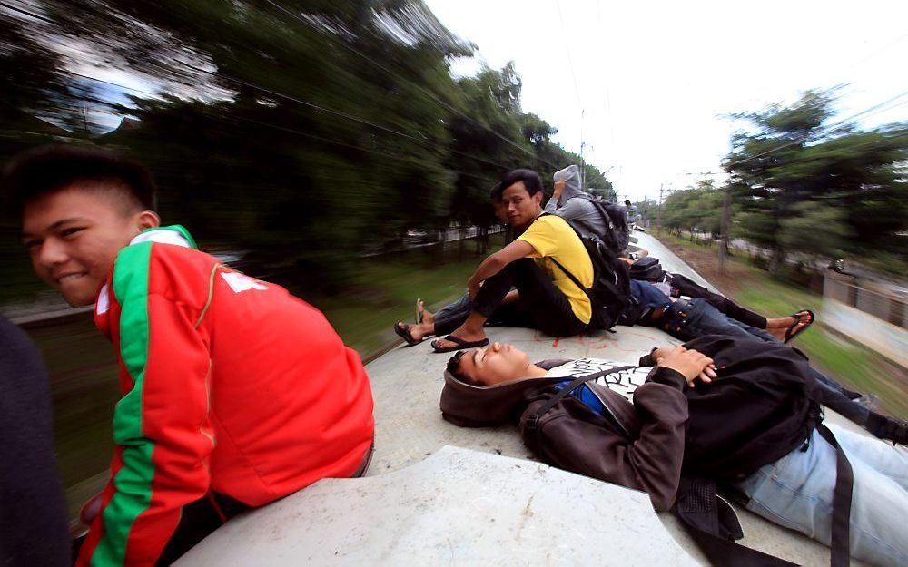 Treinsurfers op Java. Foto EPA