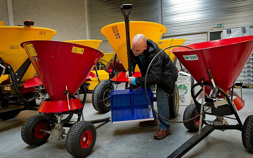 November 2011: medewerkers van EuroAmericaproducts zijn druk in de weer om alle orders voor de komende winter bij hun klanten te krijgen. Volgens het bedrijf zijn de zoutstrooiers, sneeuwscheppen en andere ijs- en sneeuw bestrijdingsmiddelen niet aan te s