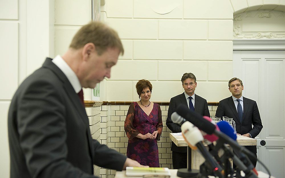 Voorzitter van het Strategisch Beraad Aart Jan de Geus, met achter zich CDA-partijvoorzitter Ruth Peetoom, minister Maxime Verhagen en kamerlid Sybrand van Haersma Buma (vlnr), tijdens de presentatie van het rapport over de koers van het CDA. Foto ANP