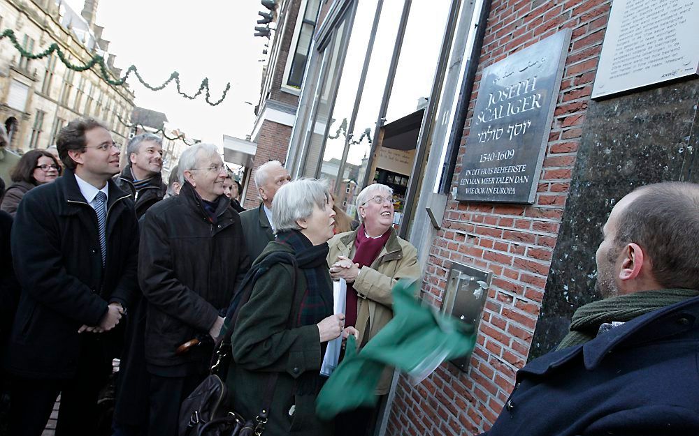 Aan het pand Breestraat 113 Leiden is vrijdag een gedenksteen ter nagedachtenis aan de Leidse geleerde Josephus Justus Scaliger (1540-1609) onthuld. Foto RD, Anton Dommerholt