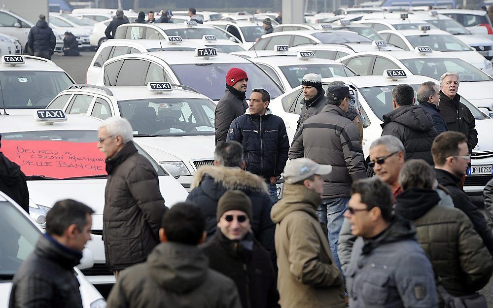 Italiaanse taxichauffeurs voeren actie.  Foto EPA