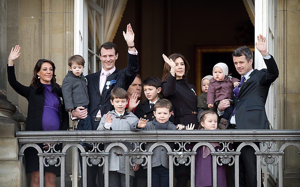 De Deense royals, met links prinses Marie en prins Joachim met hun zoontje Henrik, kroonprinses Mary en prins Vincent, kroonprins Frederik met princes Josephine. Op de voorgrond prins Felix, prins Nikolaj, prins Christian en prinses Isabella. Foto EPA