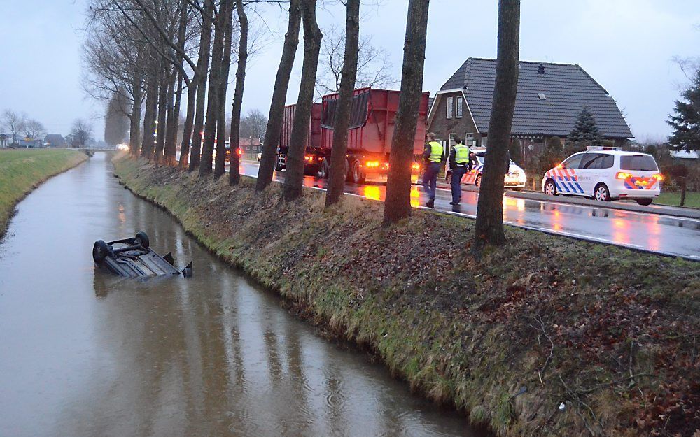 De 22-jarige Kirsten Eshuis uit Twello raakte donderdag bij een inhaalmanoeuvre met haar zwarte Fiat Panda in een slip en sloeg over de kop in de Wetering bij Nijbroek. „Het is een wonder dat ik het heb overleefd.” Kirsten liep enkele minieme schrammetjes