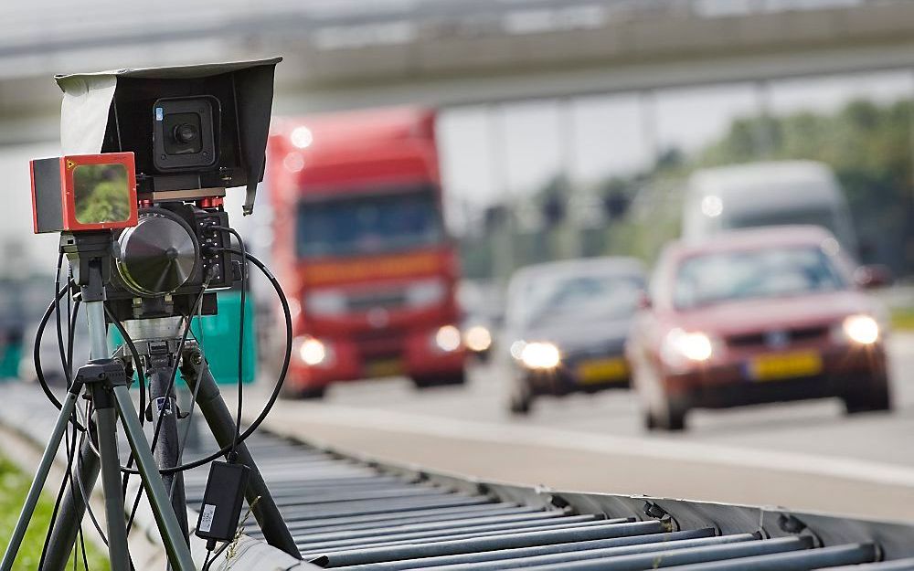 De kans om geflitst te worden op autosnelwegen met vier of vijf rijstroken is aanzienlijk kleiner wanneer de automobilist op de linkerbanen rijdt.  Foto ANP