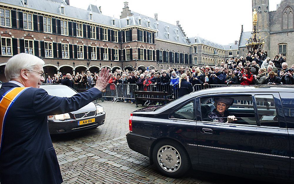 Herman Tjeenk Willink, met koninklijke onderscheiding, zwaait koningin Beatrix uit na het afscheid van Tjeenk Willink als vice-president van de Raad van State. Foto ANP