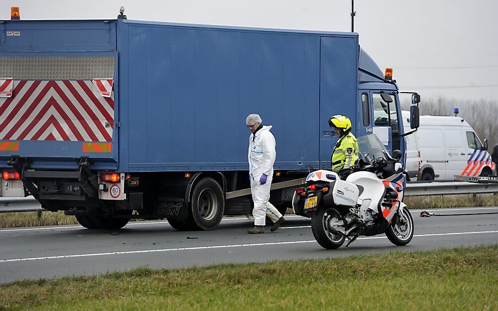 De politie voerde woensdagmorgen onderzoek uit op de A58 in Zeeland. Foto ANP