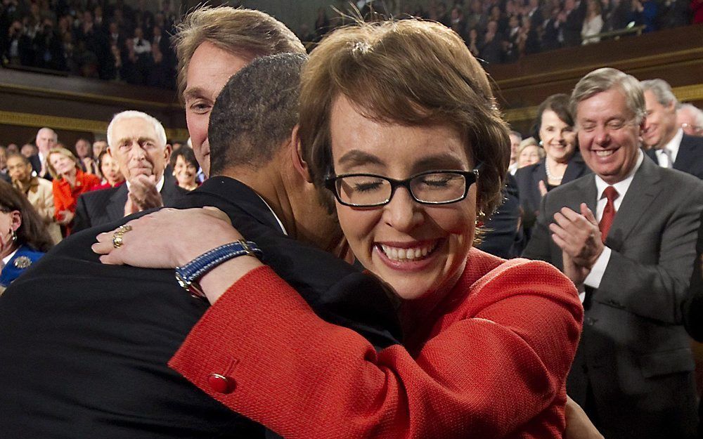 Giffords neemt afscheid van Obama. Foto EPA