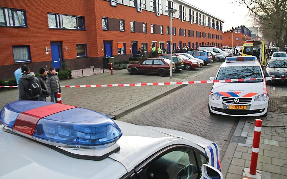 Politie doet onderzoek bij een woning in de Stadhoudersstraat in Arnhem, waar een meisje van 15 en haar vader zijn neergestoken door een jongen. Foto ANP