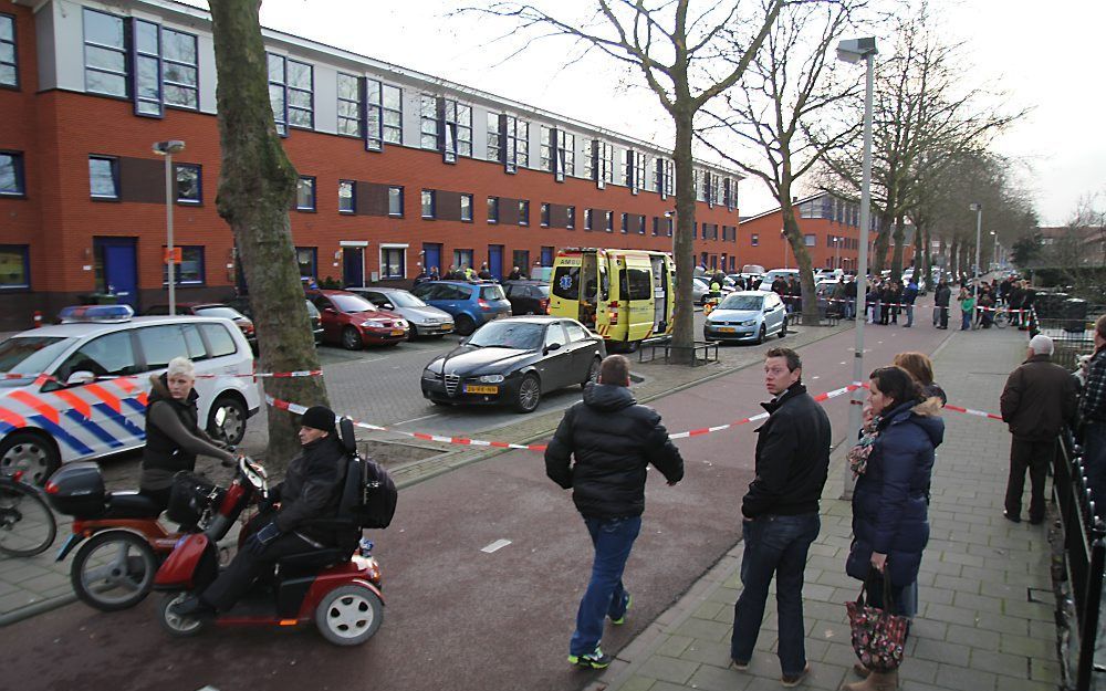 Politie doet onderzoek bij een woning in de Stadhoudersstraat in Arnhem, waar een meisje van 15 en haar vader zijn neergestoken door een jongen. Foto ANP