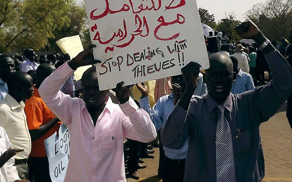 Demonstranten betuigden deze week in de Zuid-Sudanese hoofdstad Juba hun steun aan het besluit van hun regering om de olieproductie volledig stil te leggen. Foto EPA