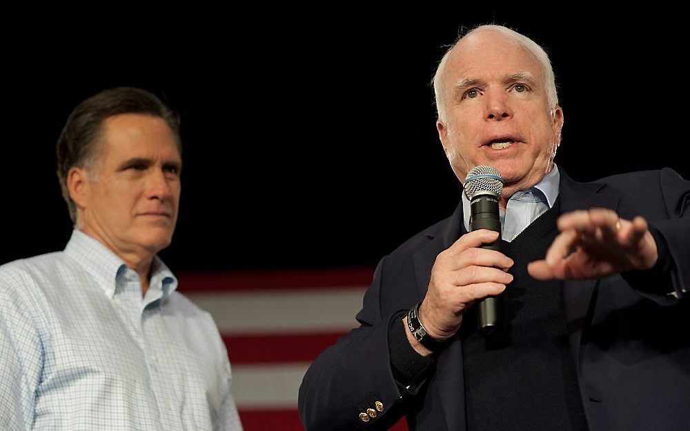 McCain (r.) met de Republikeinse presidentskandidaat Romney. Foto EPA