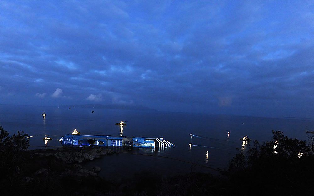 Het wrak van de Costa Concordia ligt nabij het Italiaanse eiland Giglio. Foto EPA