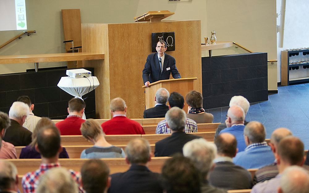 Prof. dr. T. M. Hofman spreekt tijdens de diakenendag van de CGK in Veenendaal. Foto's Jaco Klamer