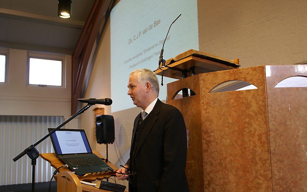 In de Bethelkerk in Lunteren werd zaterdag een organistendag gehouden, georganiseerd door de commissie eredienst en organist van de Hersteld Hervormde Kerk. Muziekdocent en organist W. Schalkoort (achter klavier) stelde dat kerkgangers een groter gevoel v