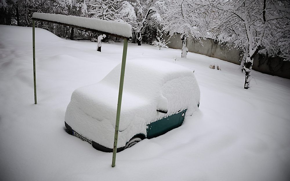 Een met sneeuw bedekte auto in de Bulgaarse hoofdstad Sofia. Foto EPA