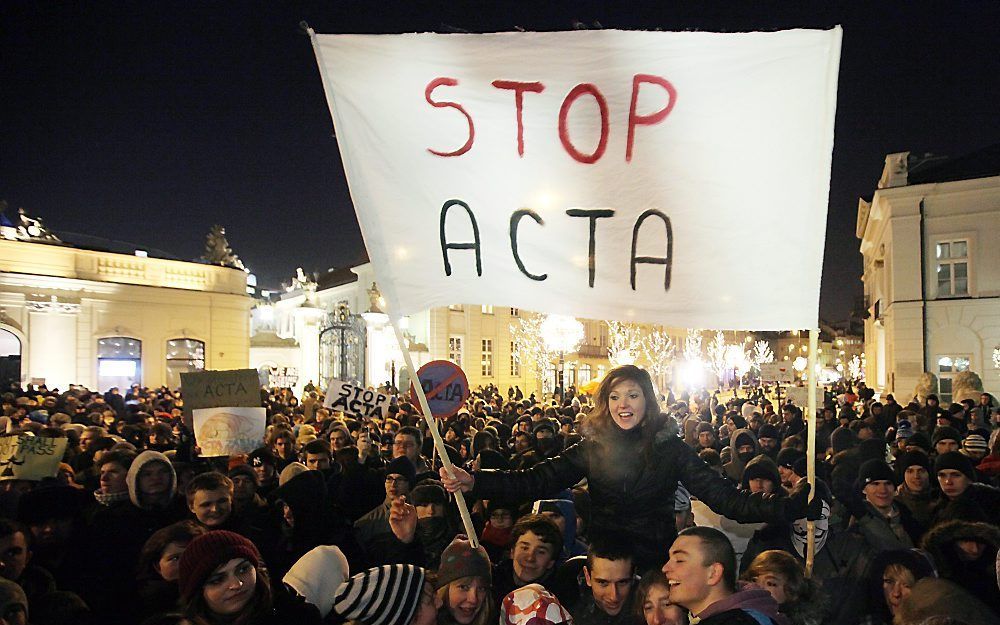 Poolse demonstranten in Warschau betogen tegen ACTA. Foto EPA