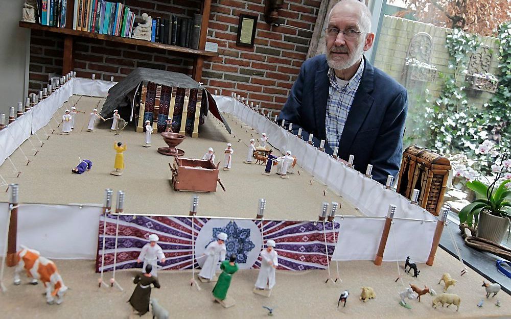 De Barneveldse evangelist Dick van Scharrenburg ontving onlangs een nieuwe maquette van de tabernakel. Het model is opvallend gedetailleerd. Zo liggen er bij de ark de stenen tafelen met daarop de Tien Geboden, de staf van Aäron en een kruikje met manna. 