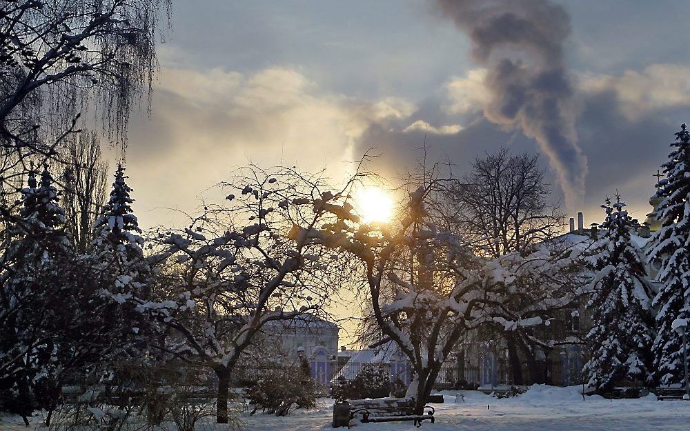 Een park nabij de Mikhaylovskiy-kathedraal in Kiev, Oekraïne. Foto EPA