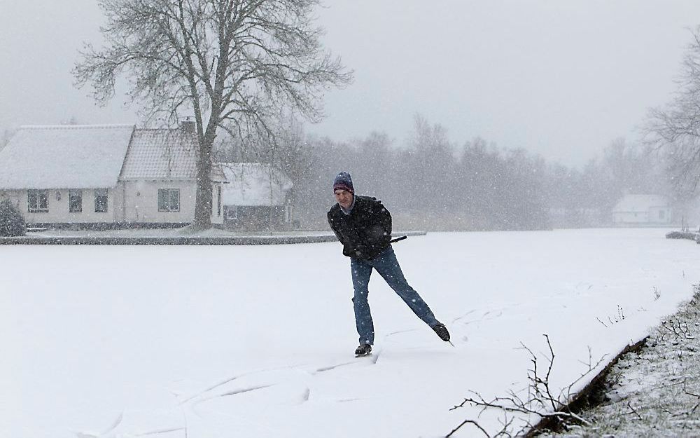 Thijs de Haan waagt zich op het ijs. Foto RD, Anton Dommerholt