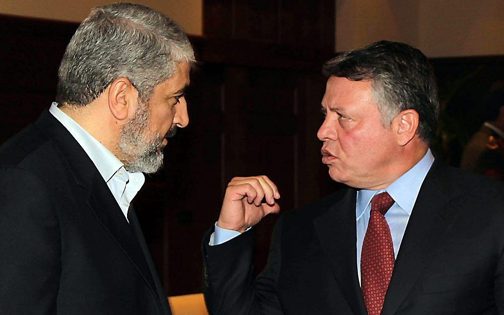 De Jordaanse koning Abdullah II (r.) in gesprek met Hamasleider Khaled Mashal, vorig weekend in Amman. Dat de Jordaanse banden met Hamas na dertien jaar worden aangehaald, kan te maken hebben met het feit dat de moslimbroederschap in Jordanië steeds meer