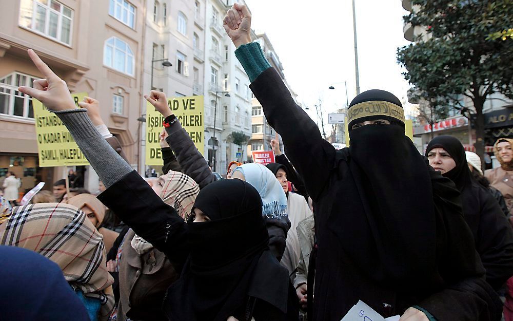 Protest in Istanbul na de grote aanval op de Syrische stad Homs. Foto EPA