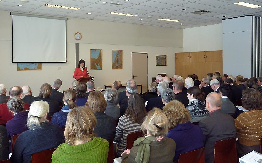 Drs. Enny de Bruijn op een studiedag van de Stichting Studie Nadere Reformatie. Foto Jan van Reenen