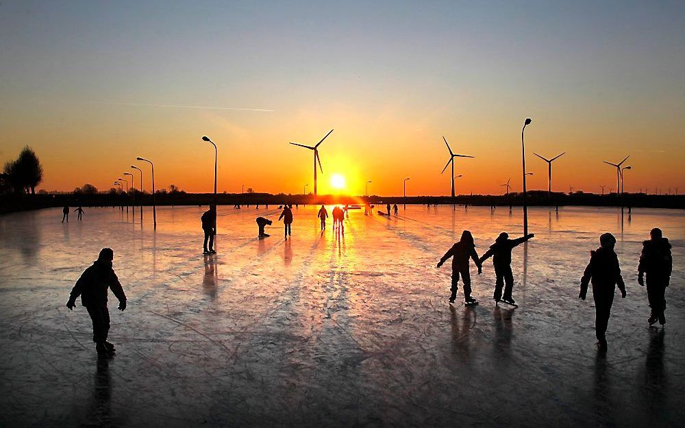 Schaatsen tot de zon onder gaat... Foto ANP