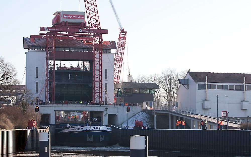 De eerste schepen passeren de noodsluis bij Eefde. Foto André Dorst