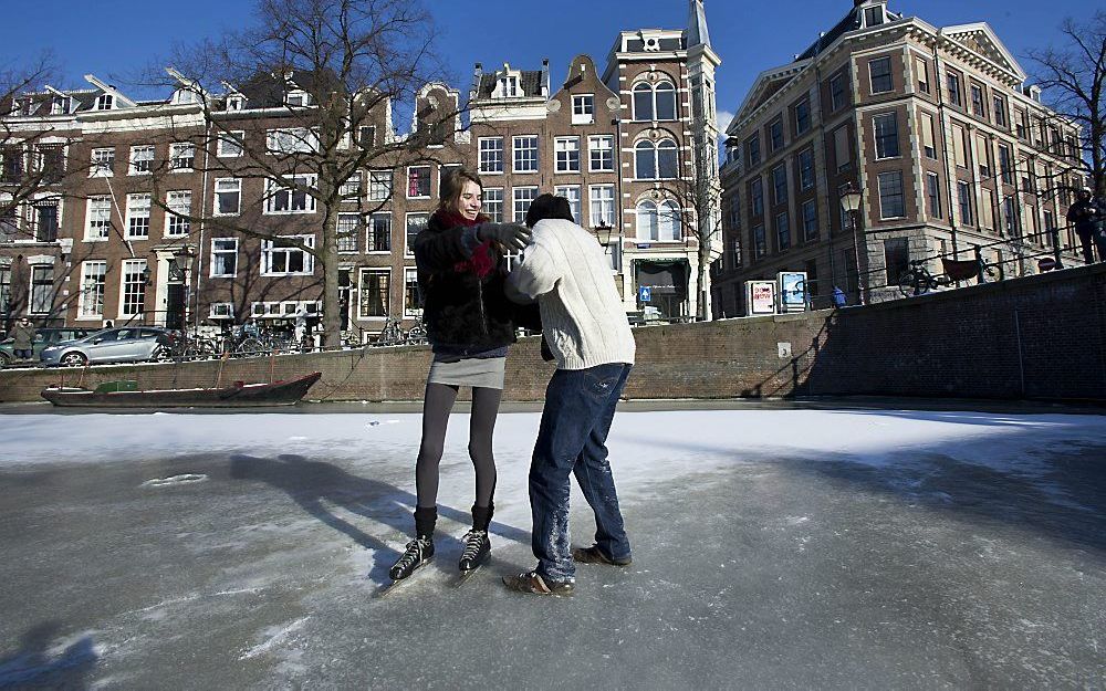 Schaatspret op de Amsterdamse grachten. De Keizers- en de Prinsengracht zijn al dagen afgesloten voor scheepvaartverkeer en het ijs is nu dik genoeg om erop te kunnen schaatsen. Foto ANP