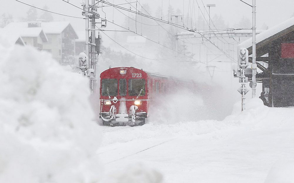 Trein passeert station van Surava in het kanton Graubünden, Zwitserland. Foto EPA