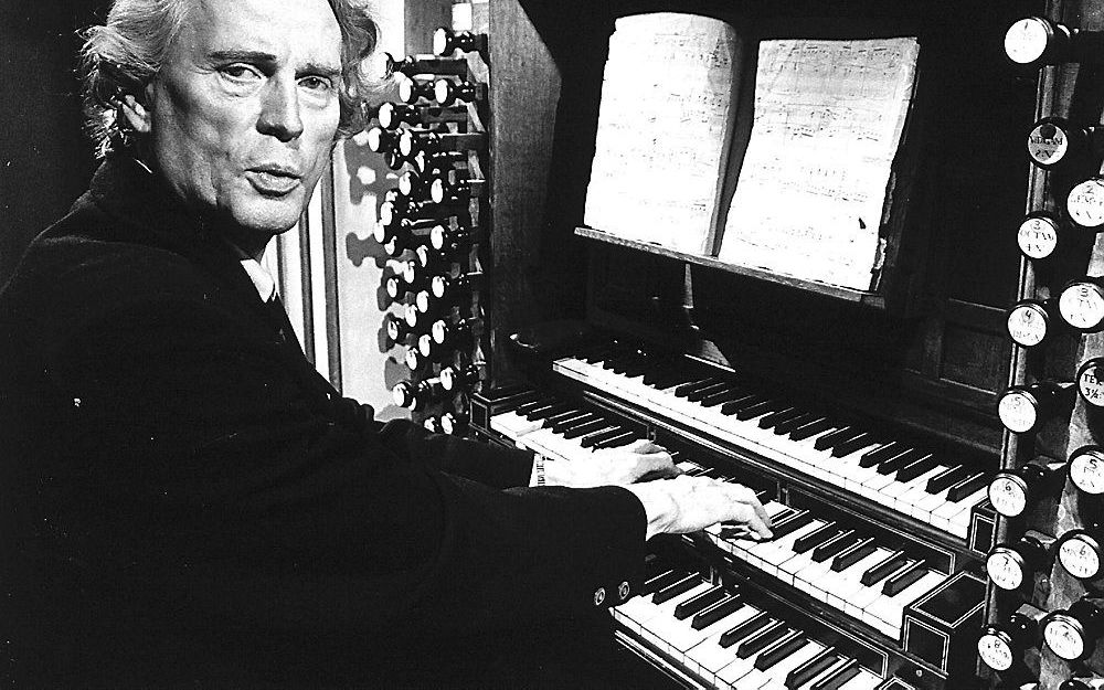 Piet van Egmond aan het orgel van de Stevenskerk in Nijmegen. Foto Ton Schutz