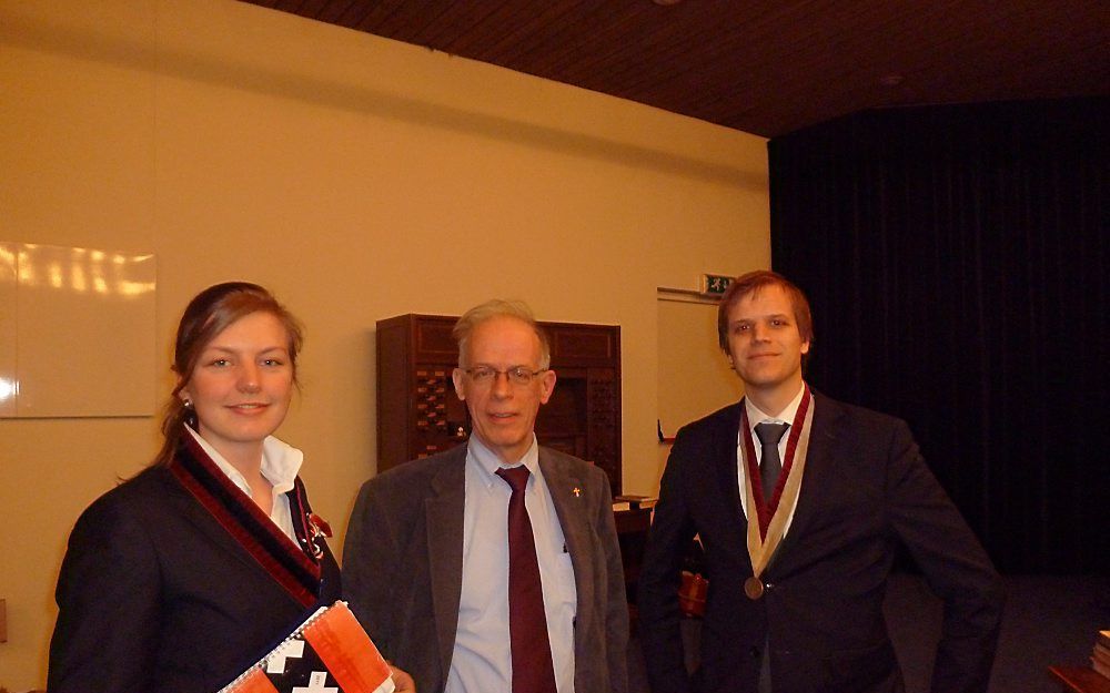 Dr. John van Eck tussen de preses van het Amsterdamse CSFR-dispuut, Coralien van Setten, en de preses van de GSVA Petrus Plancius, Bas de Groot. Foto RD