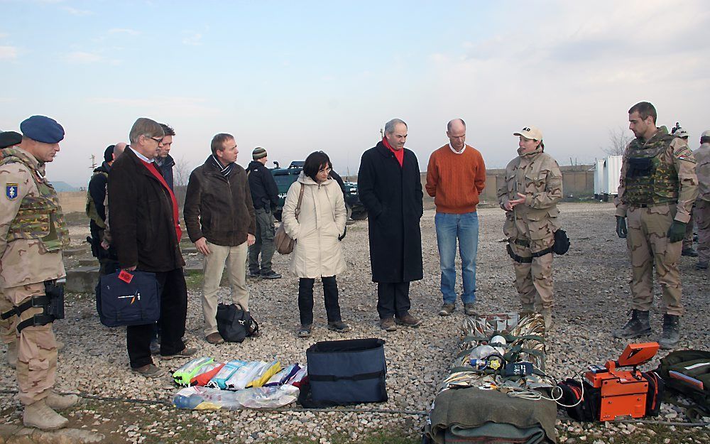 Fractievoorzitters krijgen uitleg door Nederlandse militairen tijdens hun bezoek aan de trainingsmissie in Kunduz. Foto ANP