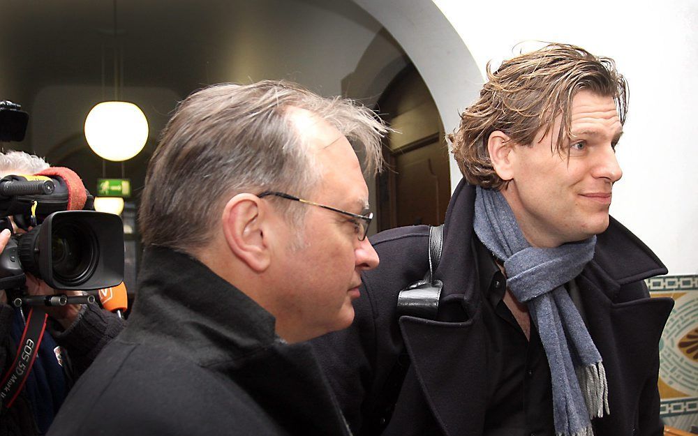 Journalisten Jelle Visser (rechts) en Jan Ponsen bij de rechtbank. Foto EPA