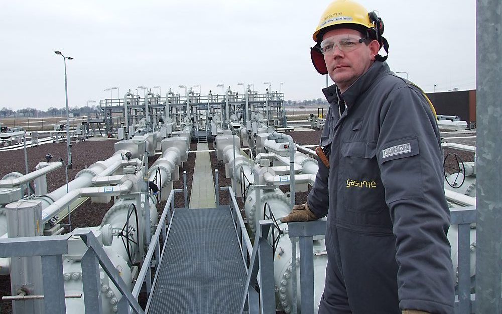 Olaf Ziggelaar van de Gasunie op het terrein van de ondergrondse aardgasopslag in het Groningse Zuidwending: „In een uur tijd kunnen we 1,6 miljoen kubieke meter gas leveren, wat neerkomt op het jaarverbruik van 800 huishoudens.”  Foto RD