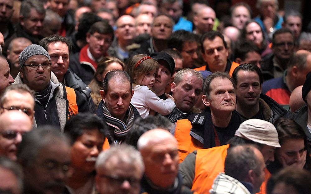 Werknemers van autofabriek NedCar in Born, hebben zich in Geleen gemeld bij het actiecentrum van de vakbonden om zich daar in te schrijven als staker. De werknemers maken een vuist tegen de voorgenomen sluiting van NedCar. Foto ANP