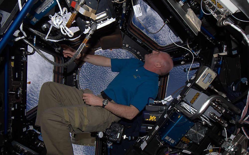 Astronauten brengen graag hun vrije tijd door in de Cupola. De zeven vensters bieden een onbelemmerd uitzicht, dat de bemanning graag vastlegt met de verschillende camera’s in de module. Foto ESA/NASA