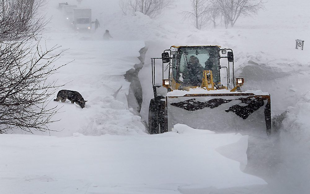 De sneeuw zorgt in Roemenië voor grote overlast. Er zijn tientallen dodelijke slachtoffers te betreuren. Foto EPA