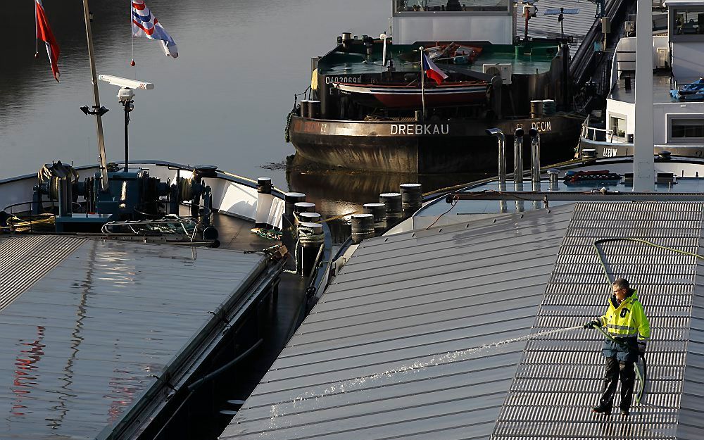 Schippers voor de sluis bij Eefde.  Foto ANP