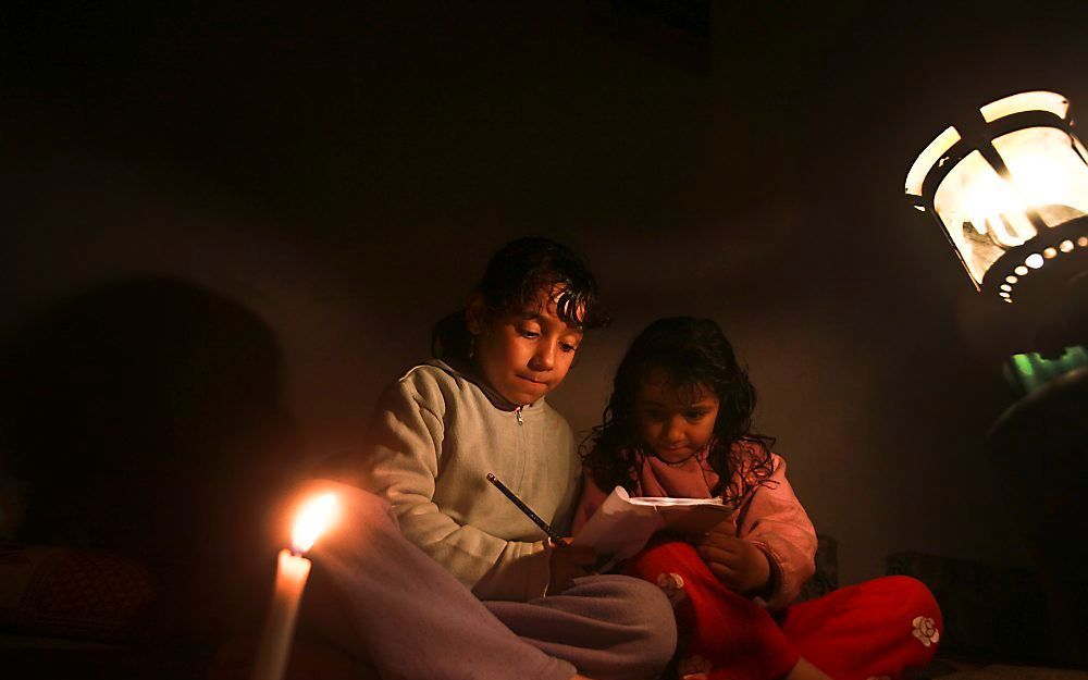 Palestijnen in vluchtenlingenkamp Jabaliya zaten dinsdagavond in het donker. Foto EPA