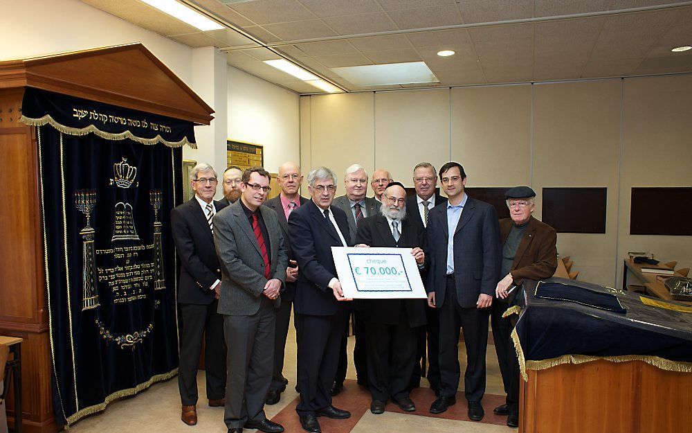 Overhandiging van de cheque. Foto Sjaak Verboom