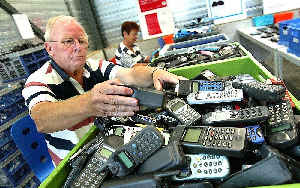 Sortering van ingeleverde mobiele telefoons. Foto ANP