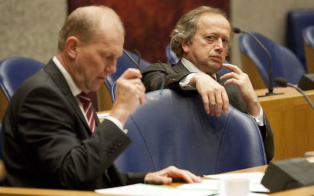 Staatssecretaris van Infrastructuur en Milieu Joop Atsma (links) en staatsecretaris Henk Bleker (Natuur) donderdagavond tijdens het debat over het natuurakkoord. Foto ANP