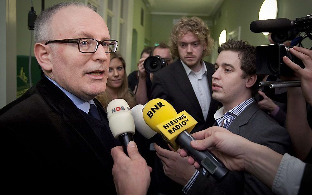 Frans Timmermans staat de pers te woord na afloop van de fractievergadering waar stil werd gestaan bij zijn kritische e-mail over de koers van de partij. Foto ANP