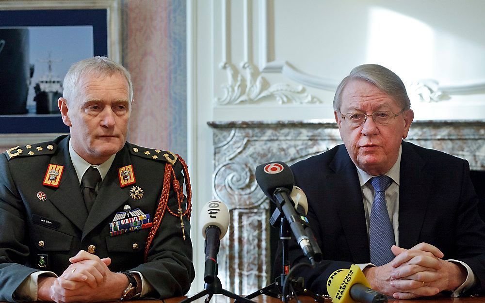 Minister Hans Hillen (rechts) en Generaal Peter van Uhm geven op het Ministerie van Defensie in Den Haag een toelichting over de vrijlating van de drie Nederlandse militairen die twaalf dagen in Libie gevangen werden genomen. Foto ANP